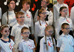 Uczniowie w trakcie śpiewania